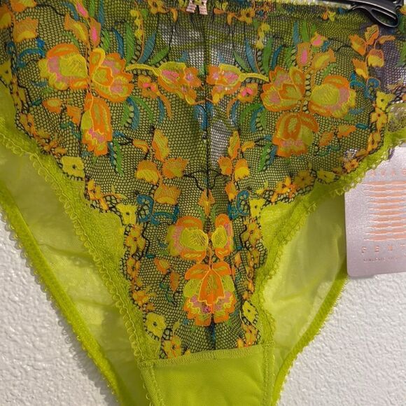 NWT-SAVAGE X FENTY -SWEETHEART LACE HIGH-LEG BIKINI-WILD BUNCH LACE -Size Medium - Picture 4 of 8